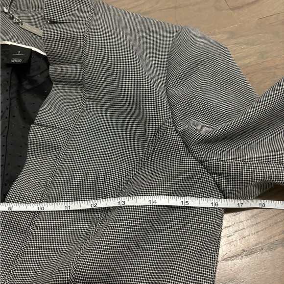 WHBM Black & White Belted Cropped Blazer. Size 2. Excellent condition! - Picture 8 of 10